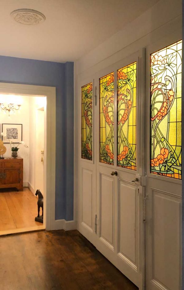 Buntglas Fensterfolie im floralen Jugendstil für Flügeltüren mittig teilbar