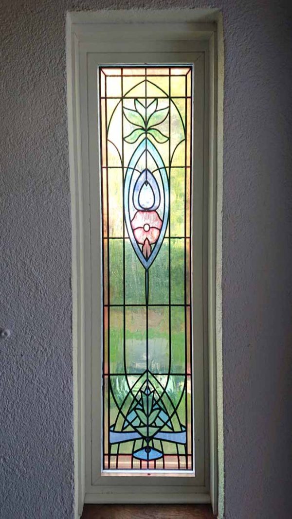 Buntglas Fensterfolie im floralen Jugendstil angepasst in eine sehr schmale Form